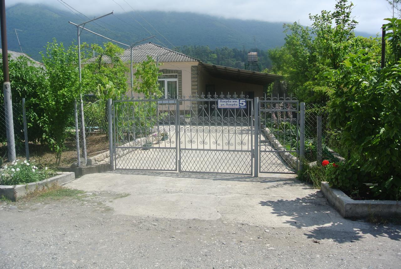 Tikhanya Gavan Guest House Gagra Bagian luar foto