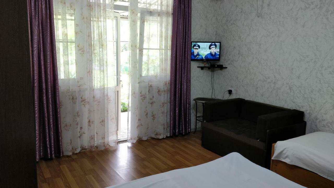 Tikhanya Gavan Guest House Gagra Bagian luar foto