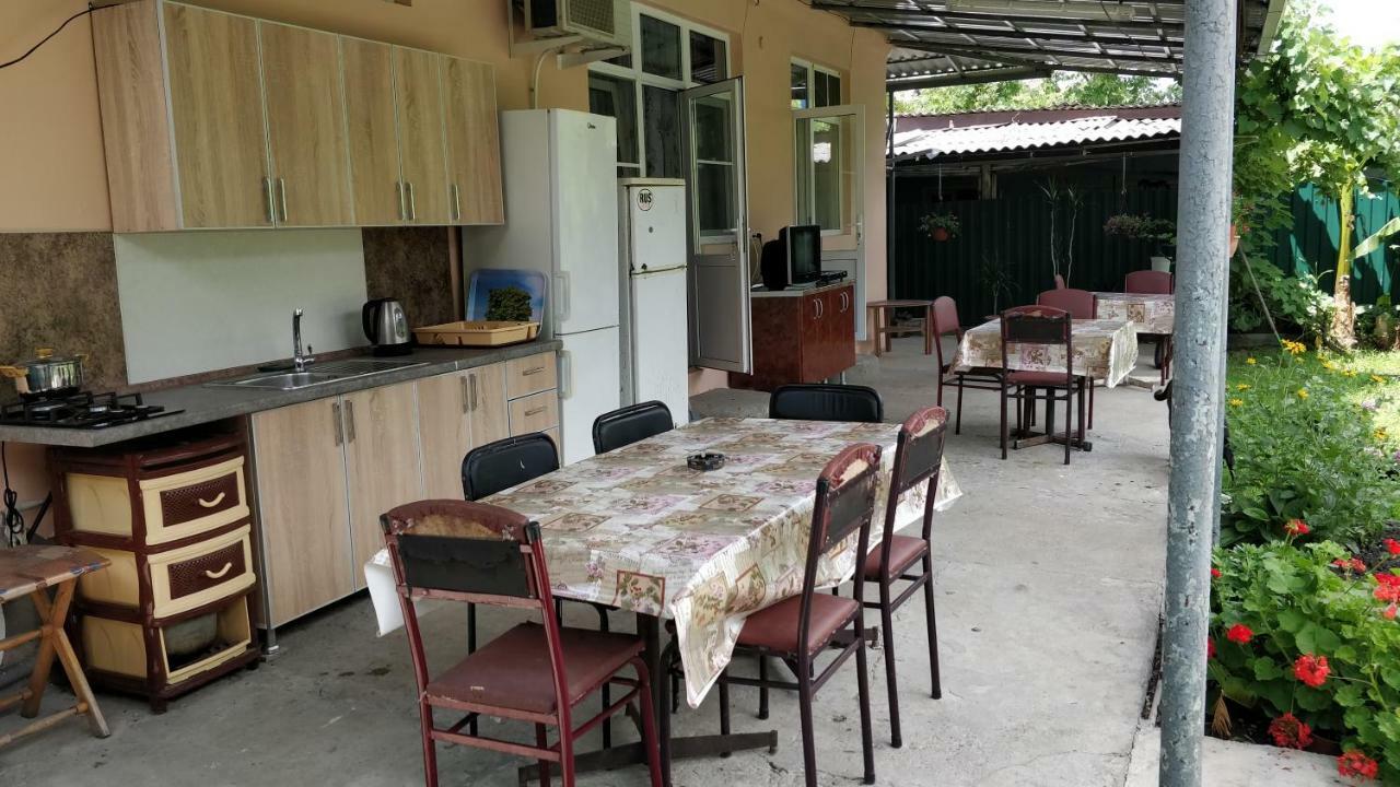 Tikhanya Gavan Guest House Gagra Bagian luar foto