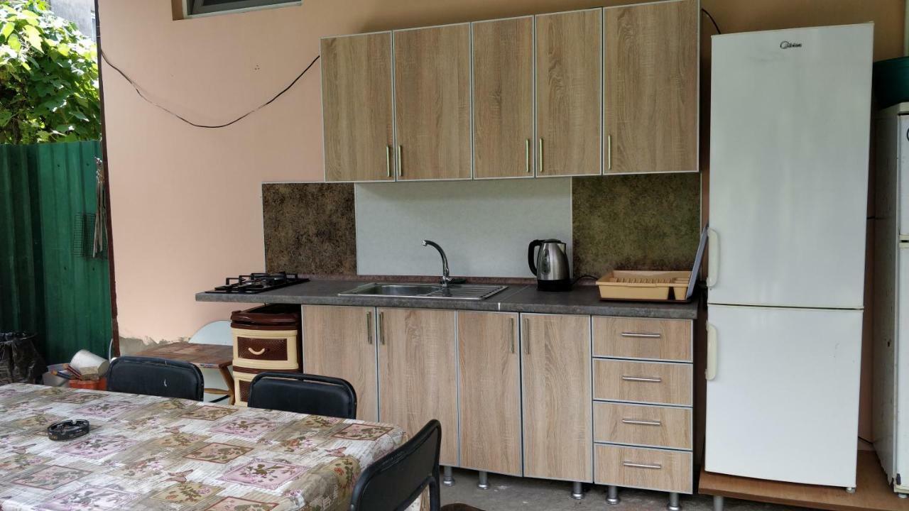 Tikhanya Gavan Guest House Gagra Bagian luar foto